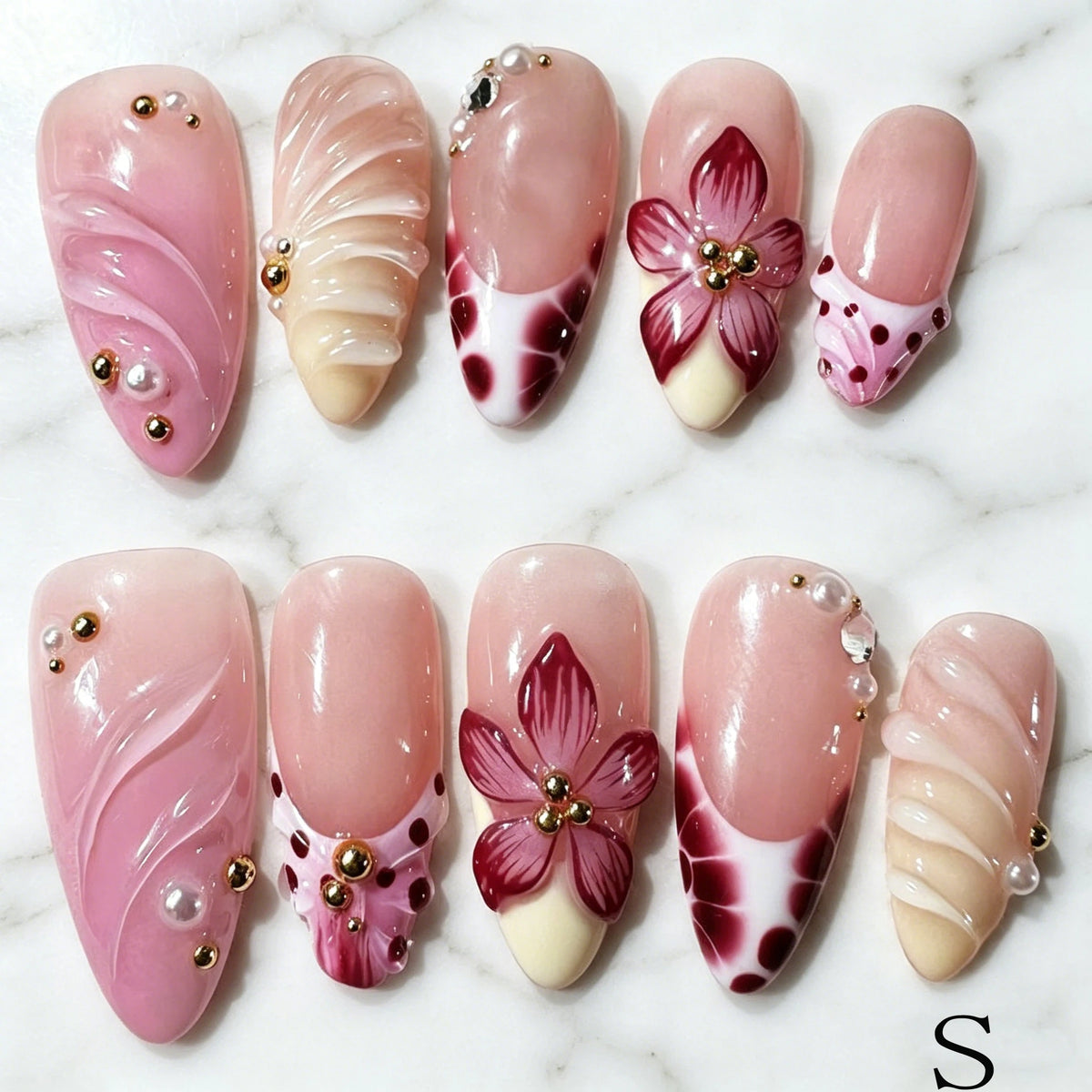 Blush Blossom – 10 Press-On Nails Nude Pink French Almond mit 3D Blumen & Goldperlen